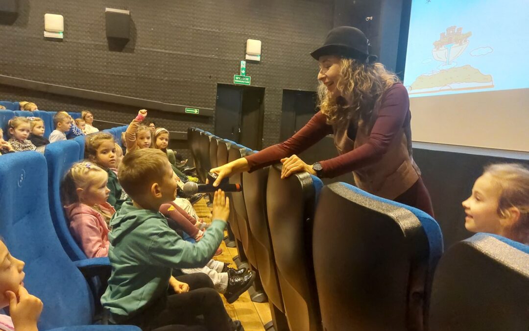 Udział dzieci w warsztatach edukacyjnych w Gryfińskim kinie. Dzieci oglądają bajki, odpowiadają na pytania.