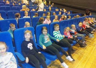Udział dzieci w warsztatach edukacyjnych w Gryfińskim kinie. Dzieci oglądają bajki, odpowiadają na pytania.