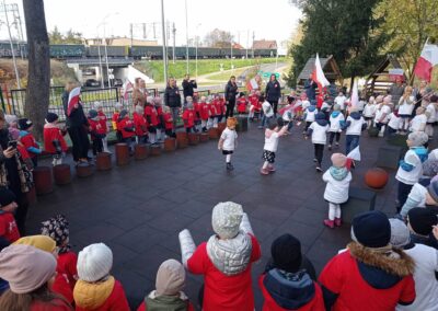 Uroczyste obchody Święta Niepodłegłości. Występ dzieci z Gr II oraz wspólne odśpiewanie hymnu przed przedszkolem oraz innych patriotycznych pieśni.