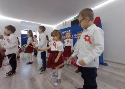 Uroczyste obchody Święta Niepodłegłości. Występ dzieci z Gr II oraz wspólne odśpiewanie hymnu przed przedszkolem oraz innych patriotycznych pieśni.