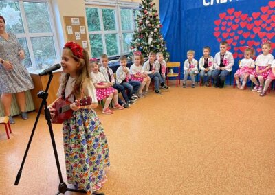 Dziewczynka śpiewa piosenkę stojąc przy mikrofonie