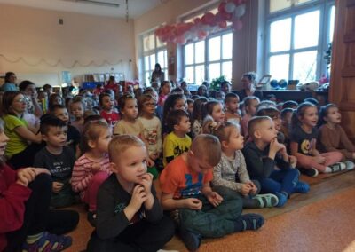 Dzieci podczas koncertu w przedszkolu nr 1 w gryfinie
