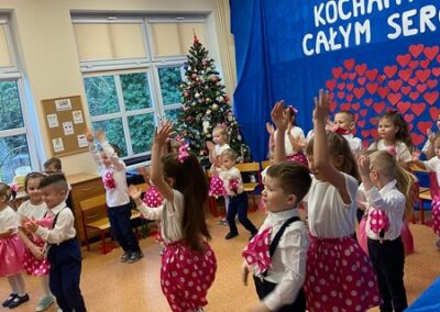 Dzieci prezentują taniec przygotowany na uroczystość.