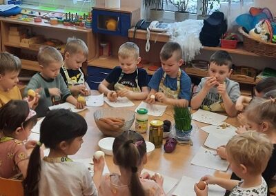 Dzieci z grupy biedronek biorą udział w zajęciach kulinarnych.