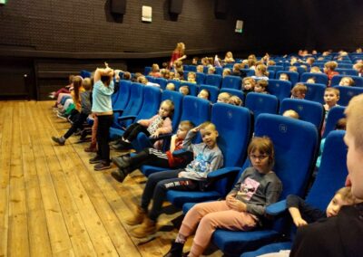 Dzieci czekają na film.