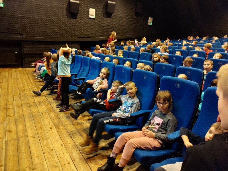 Dzieci czekają na film.
