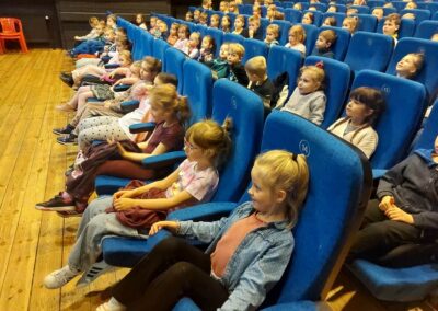 Dzieci oczekują na seans filmowy.