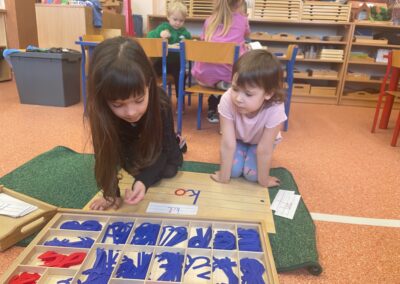 Dziewczynki pracują z ruchomym alfabetem.
