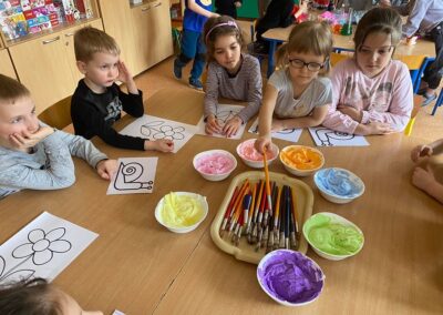 Dzieci malują ilustracje za pomocą piankowych farb.