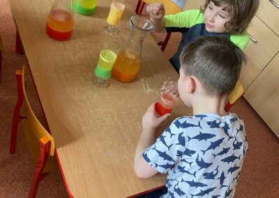 Dzieci eksperymentują z kolorową wodą oraz olejem.