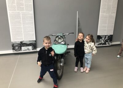 Dzieci podziwiają stary motor.