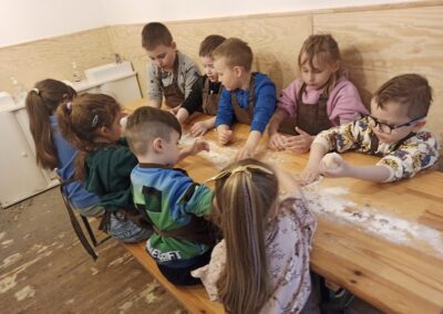 Dzieci formują kulki z ciasta.