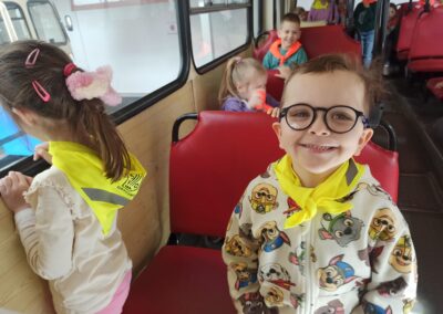 Dzieci zwiedzają autobus.