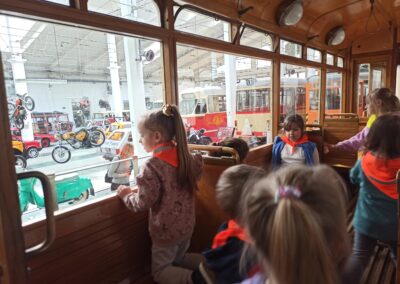 Dzieci siedzą w tramwaju.