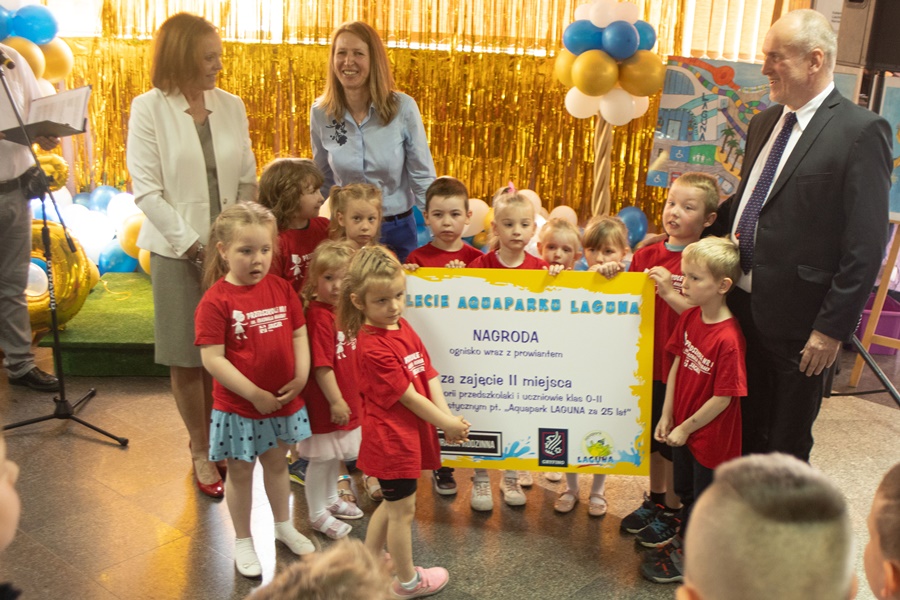 Dzieci odbierają nagrodę z rąk Dyrektorki Aquapark Laguna i Burmistrza Miasta i Gminy Gryfino.