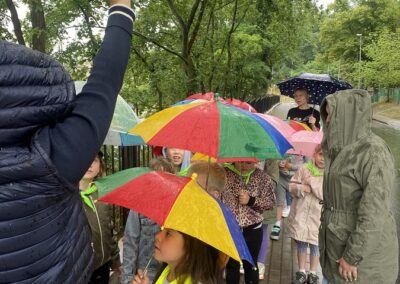 Dzieci z parasolami podczas podchodów.