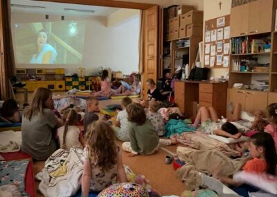 Dzieci oglądają film w przedszkolnym kinie.