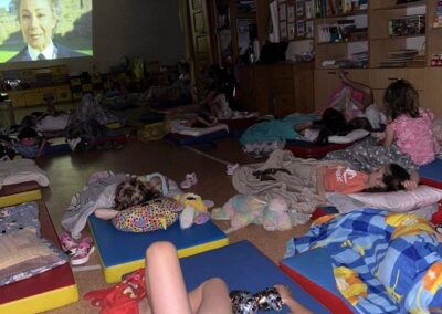 Dzieci oglądają film w przedszkolnym kinie.