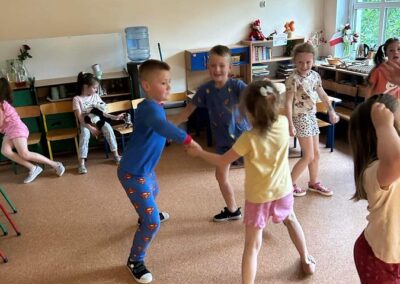Dzieci tańczą podczas dyskoteki.