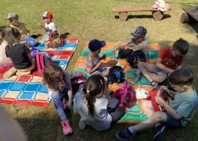 Dzieci uczestniczą w pikniku.