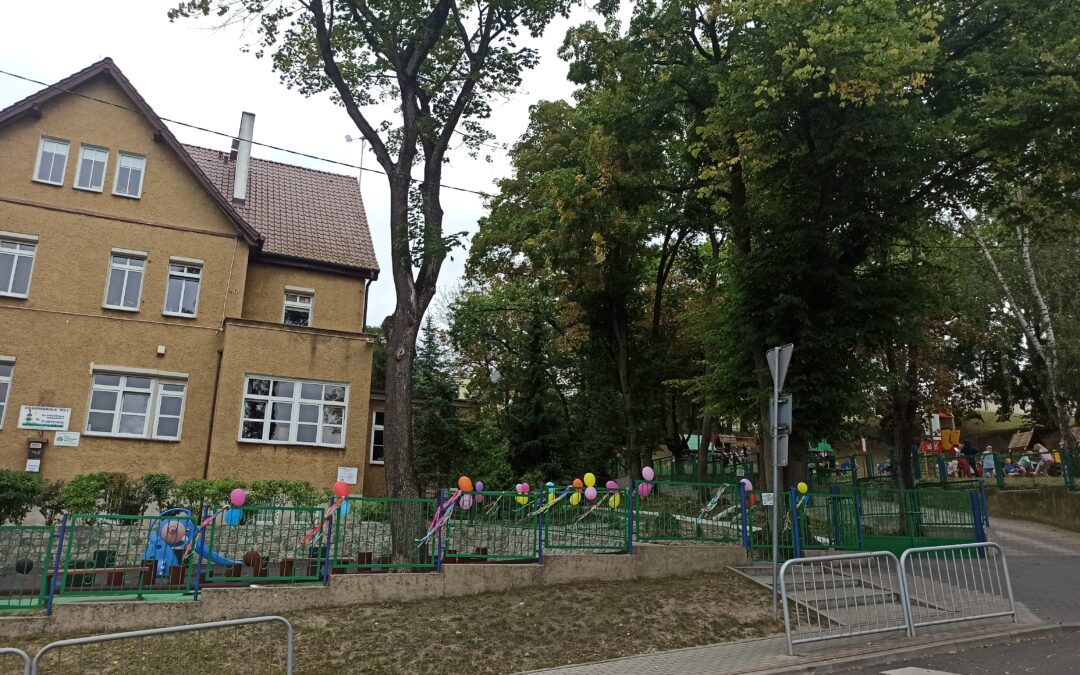 Budynek przedszkola ozdobiony balonami