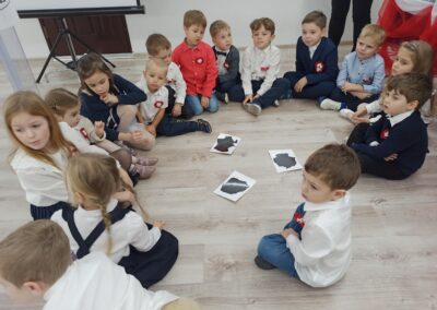 Dzieci biorą udział w quizie wiedzy o Polsce.