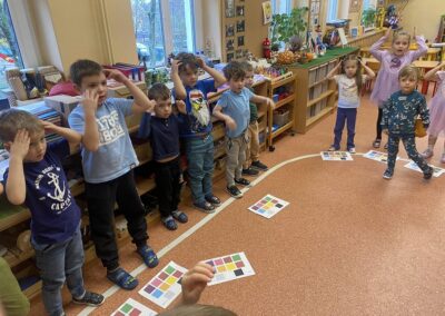 Dzieci biorą udział w zabawach ruchowych.