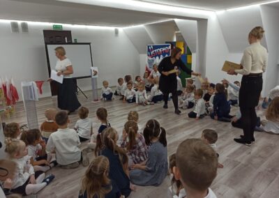 Dzieci biorą udział w quizie wiedzy o Polsce.