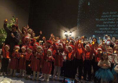 Dzieci i Panie z całego przedszkola śpiewają na scenie piosenkę finałową.