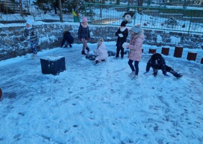 Dzieci bawią się na placu przedszkolnym.