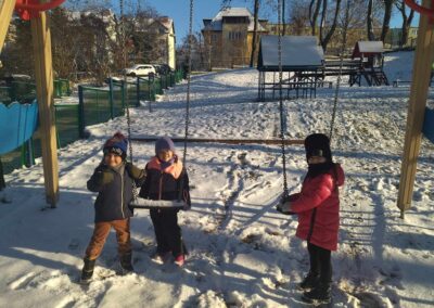 Dzieci korzystają z zimowej pogody.