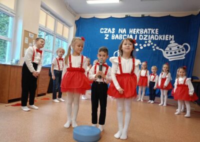 Dzieci z grupy biedronek występują na scenie.