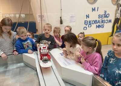 Dzieci z grupy biedronek podczas wycieczki w MCN w Szczecinie.
