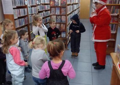 Dzieci słuchają o co prosi je Mikołaj.