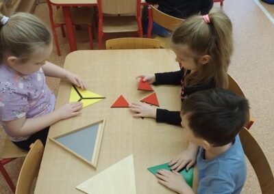 Dzieci składają trójkąty równoboczne.