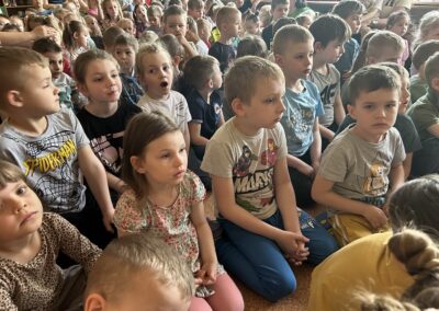 Dzieci oglądają spektakl Teatru Rozmaitości „Gwitajcie”.