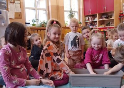 Dzieci sadzą cebulki na szczypiorek.