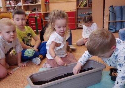 Dzieci sadzą cebulkę.