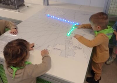 Chłopcy uczą się jak wyznaczać położenie geograficzne statku.