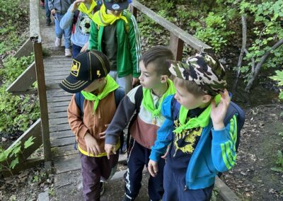 Dzieci z grupy żabek zwiedzają okolice Jeziora Szmaragdowego.