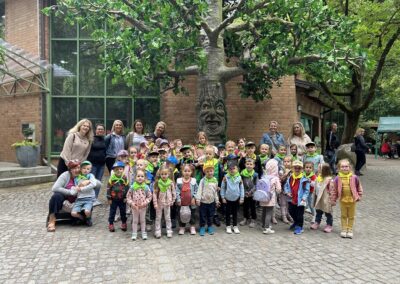 Dzieci z grupy żabek zwiedzają niemieckie zoo.