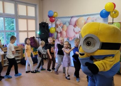 Dzieci z Przedszkola nr 1 w Gryfinie z bajkową postacią Minionka.