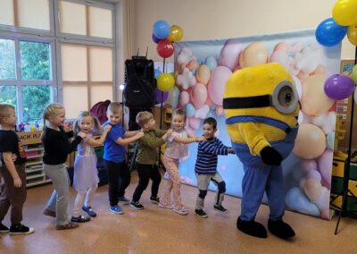 Dzieci z Przedszkola nr 1 w Gryfinie z bajkową postacią Minionka.