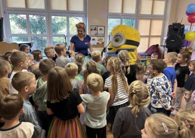 Dzieci z Przedszkola nr 1 w Gryfinie z bajkową postacią Minionka.