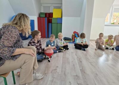 Dzieci biorą udział w zajęciach o emocjach
