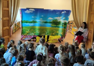 Dzieci oglądają przedstawienie o byczku fernando