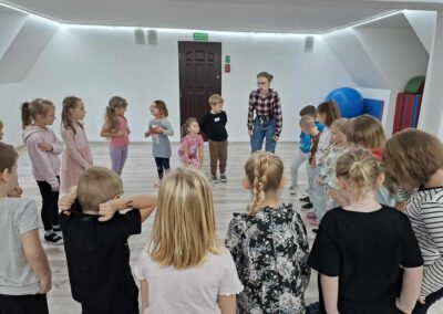 Dzieci biorą udział w zajęciach o emocjach