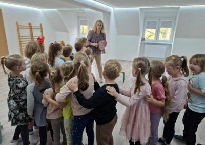 Dzieci biorą udział w zajęciach o emocjach