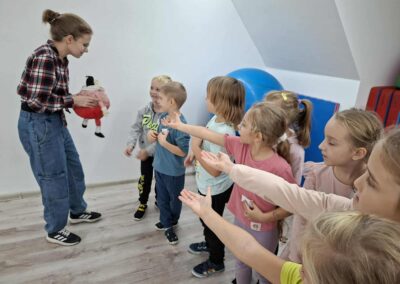 Dzieci biorą udział w zajęciach o emocjach