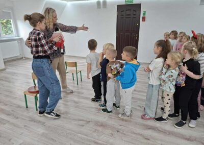 Dzieci biorą udział w zajęciach o emocjach
